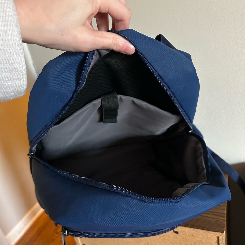Open Story Backpack - Picture 5 of 7